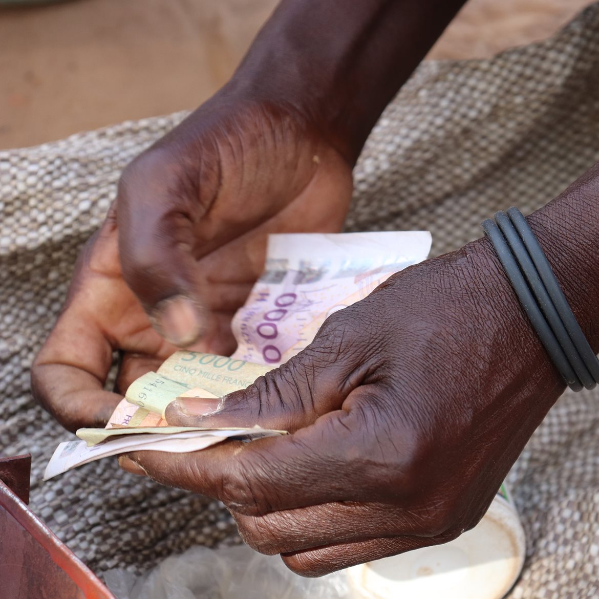 2020-burkina-faso-epc-saving-group-hands-money