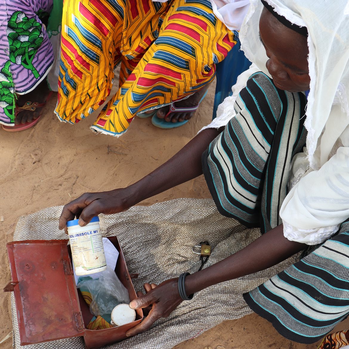 2020-burkina-faso-epc-saving-group-woman-money-in-box