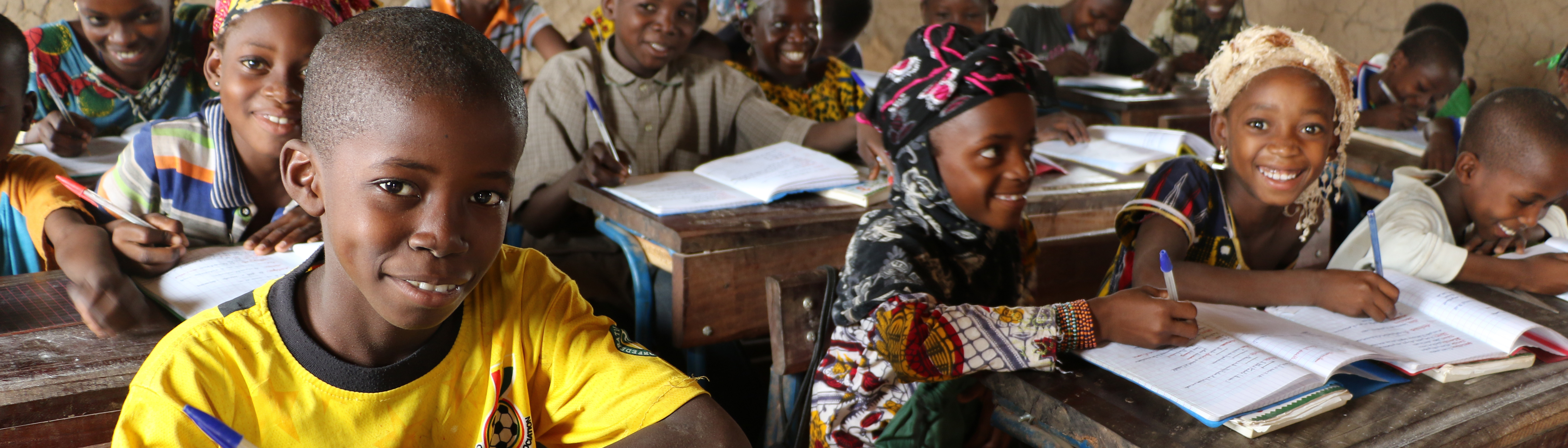 Enfants de sourire dans une salle de classe.