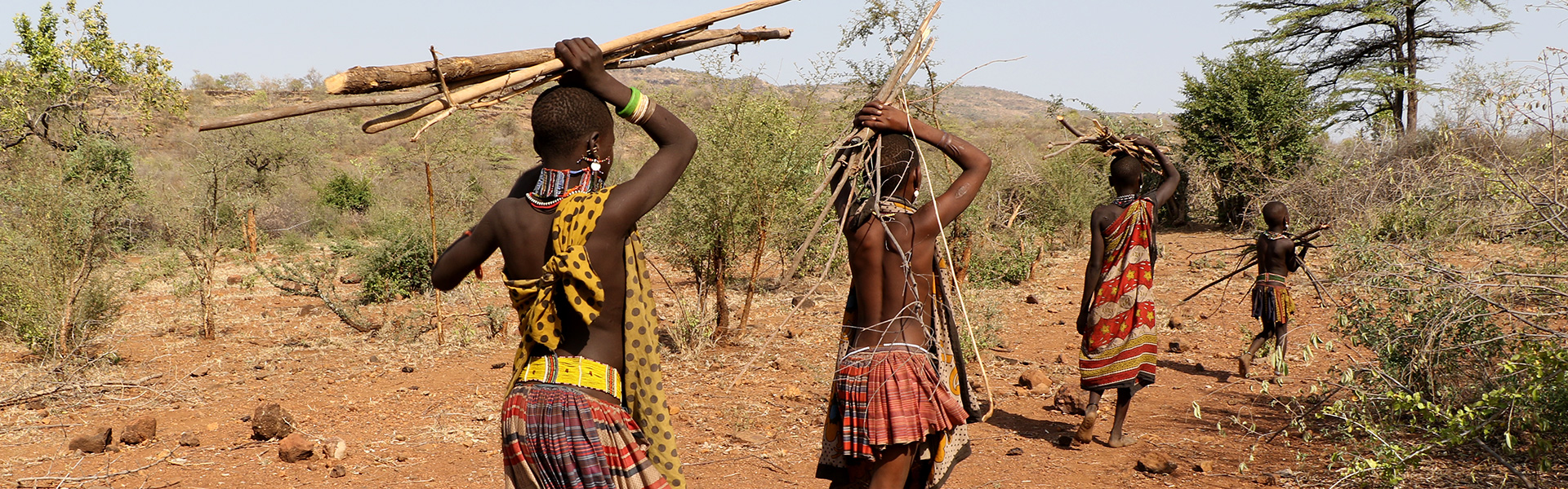 south-sudan-kuron-village-children-wood